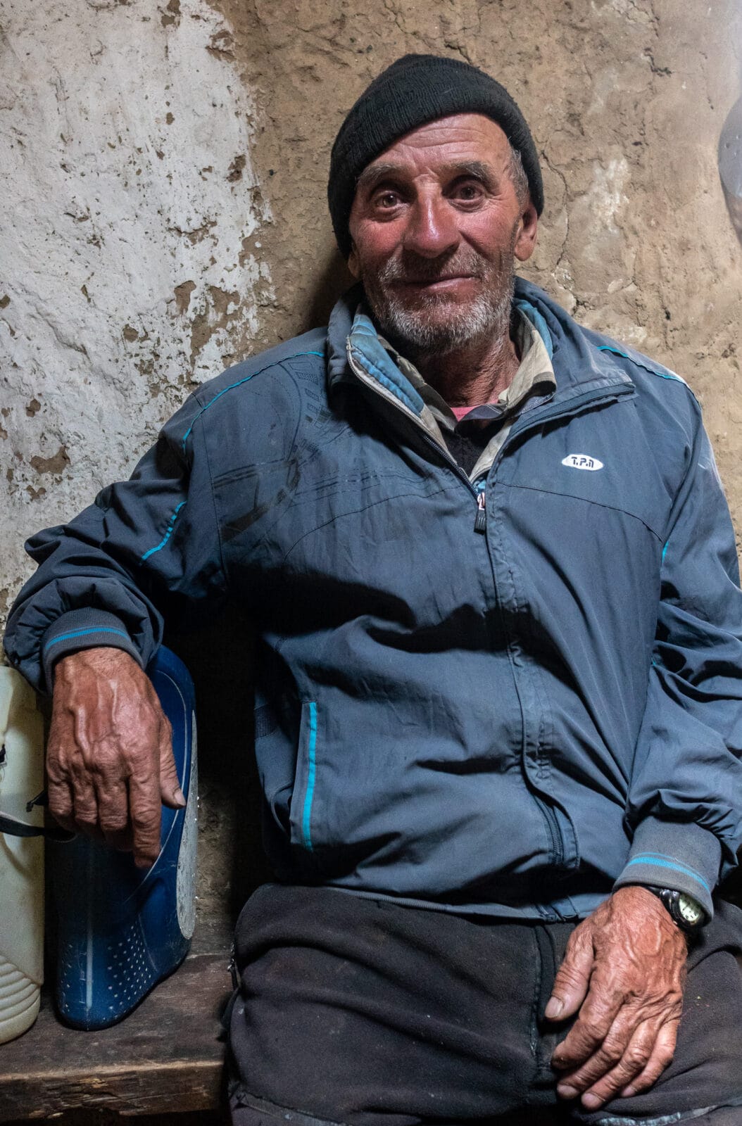 Portret van een verweerde man op de Pamir-hoogvlakte