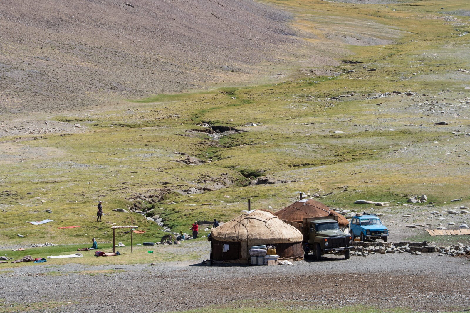 Joerten en voertuigen van herders op een helling in de oostelijke Pamir