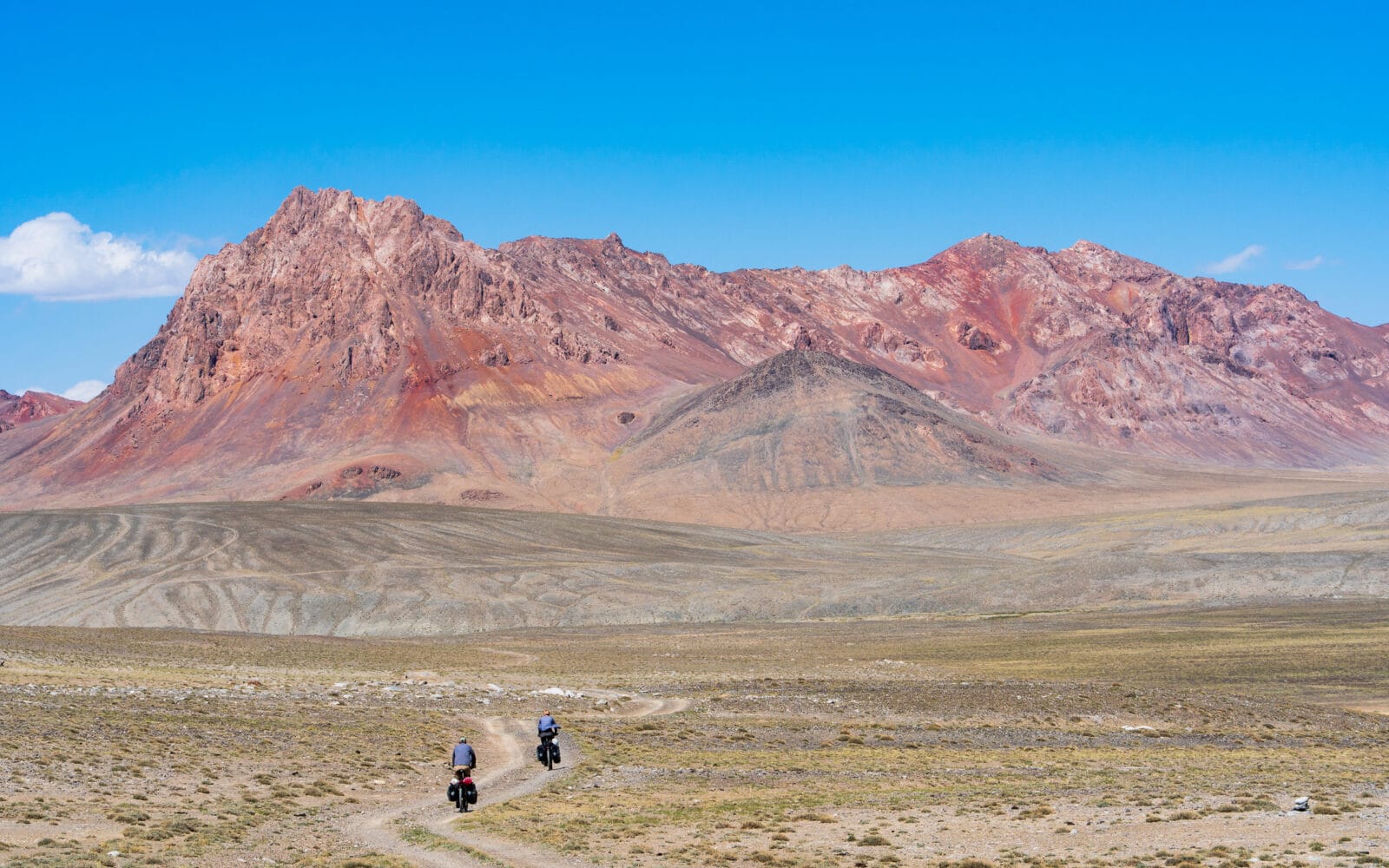 Twee fietsers door de hooggebergtewoestijn van de oostelijke Pamir