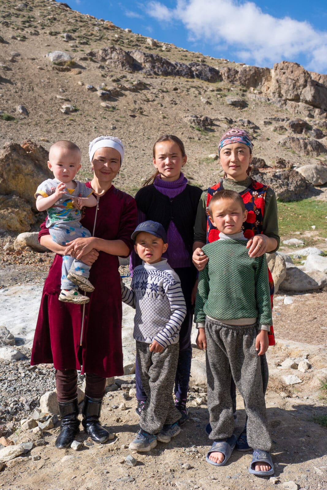 Familie poseert in de bergen van de oostelijke Pamir