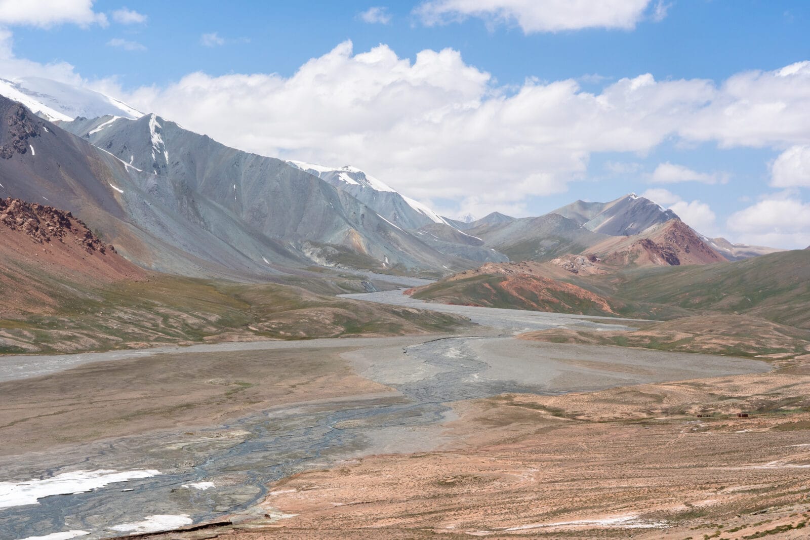 Weids berglandschap met een kronkelende rivierbedding bij de Kyzyl-Art