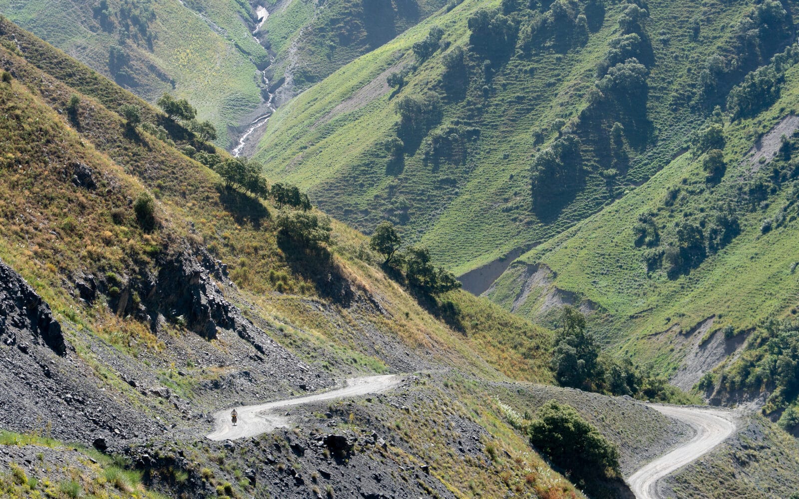 Eenzame fietser op de slingerweg richting Kazarman