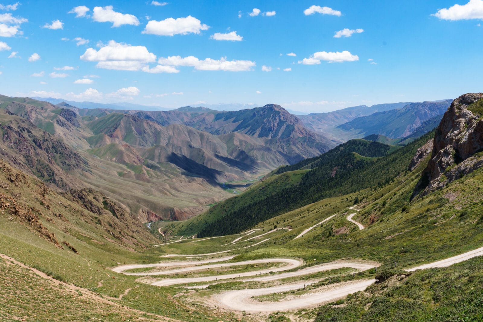Slingerweg omlaag van het Song-Köl richting Naryn