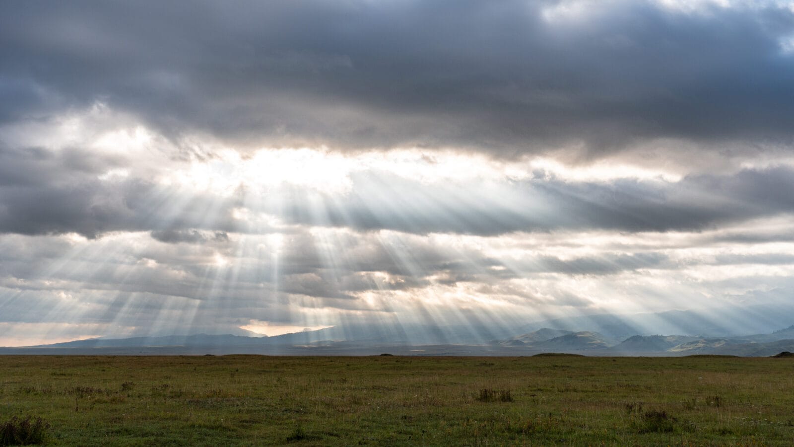 Zonnestralen boven de vlakte van Karkyra, bij de grens met Kazachstan