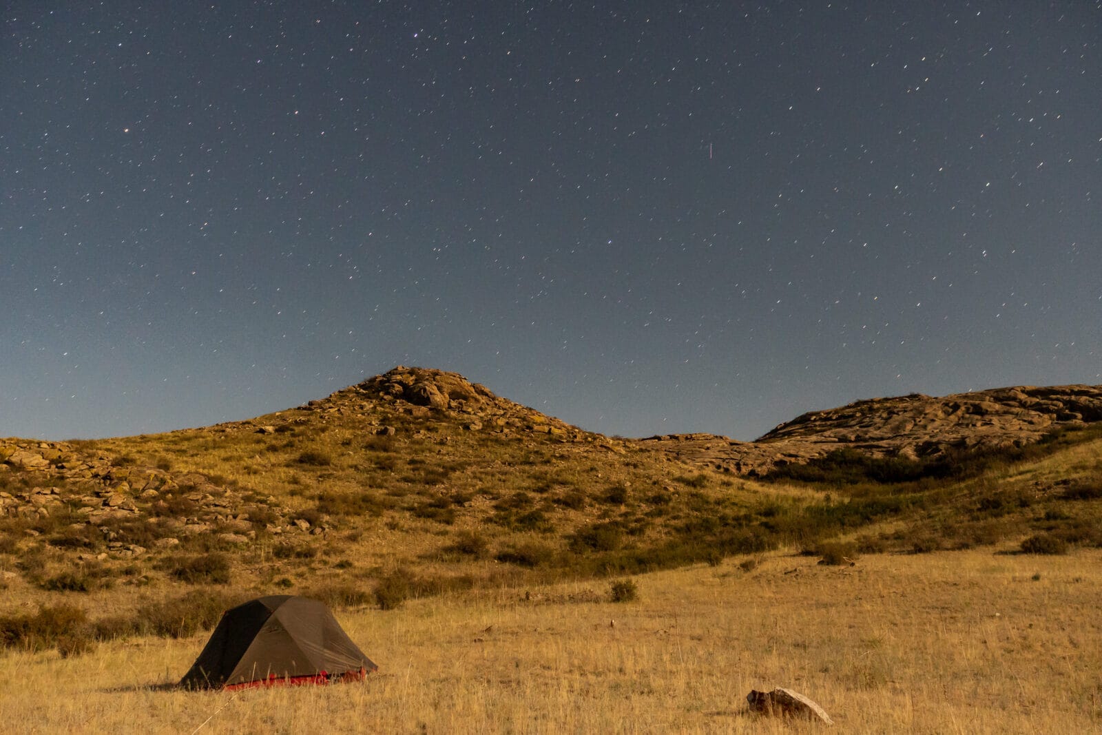 Tent onder de sterrenhemel in de steppe van Aksoe