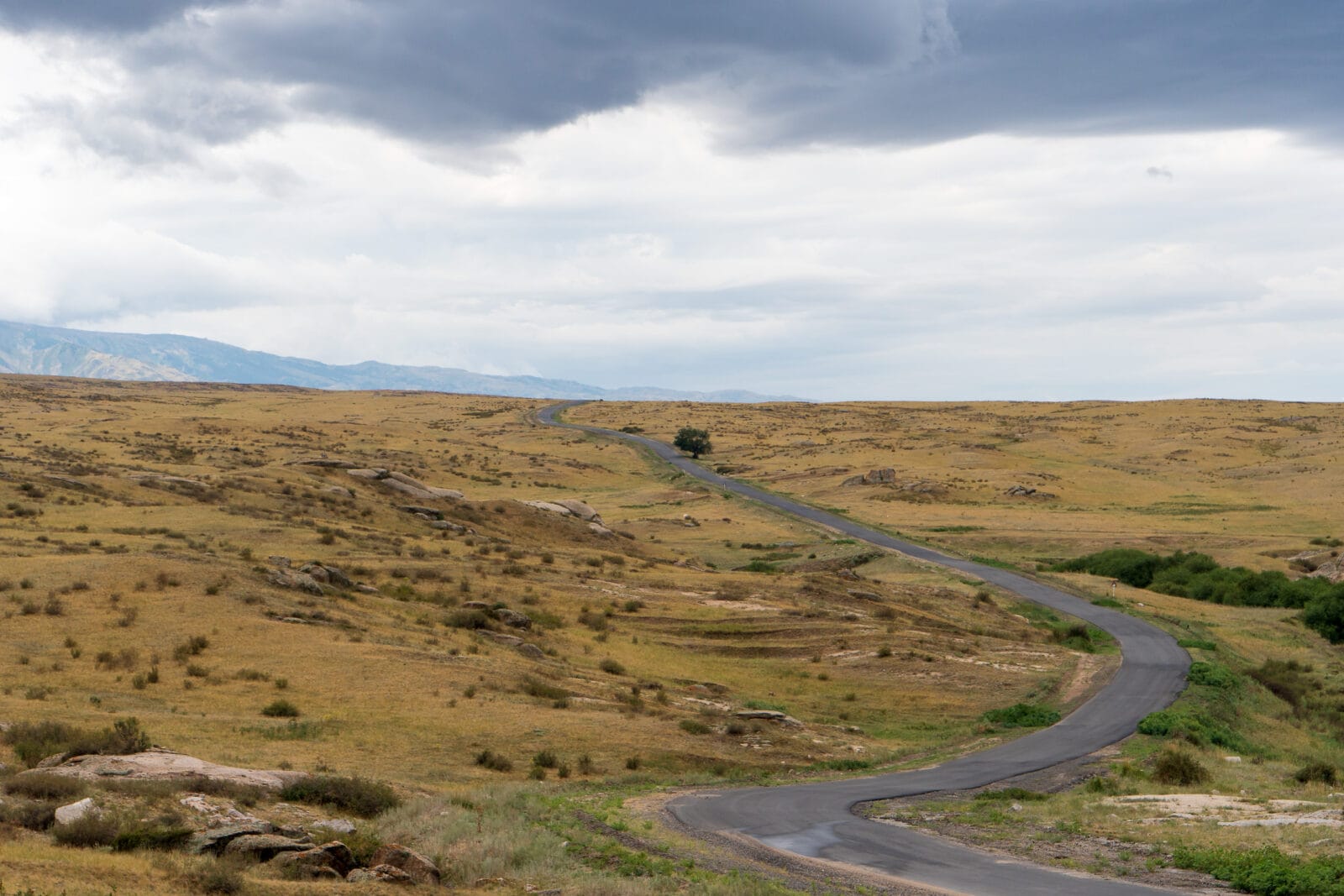 Eenzame weg door het droge landschap van Zjetysoe