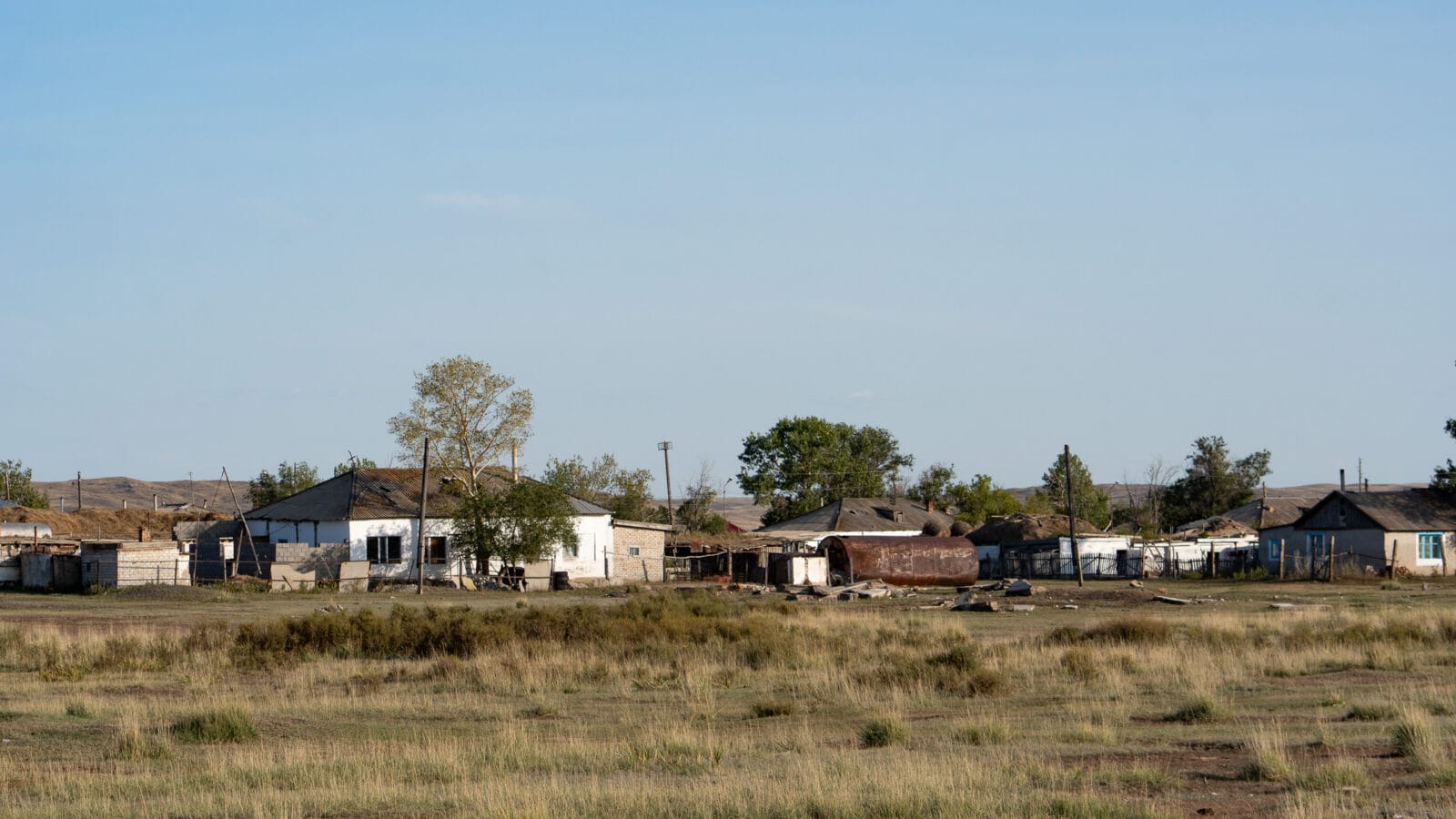 Stil dorp onder een wijde hemel in Arsjaly, district Zjarma