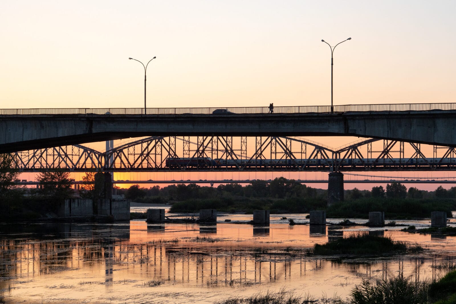Trein over de spoorbrug bij de Irtysj in Semej bij zonsondergang