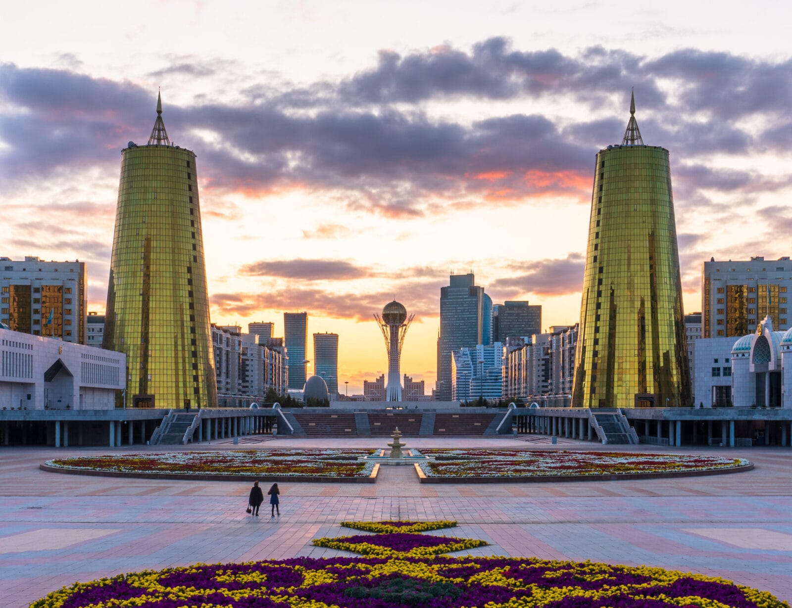 Gouden torens tegen de avondlucht in Astana