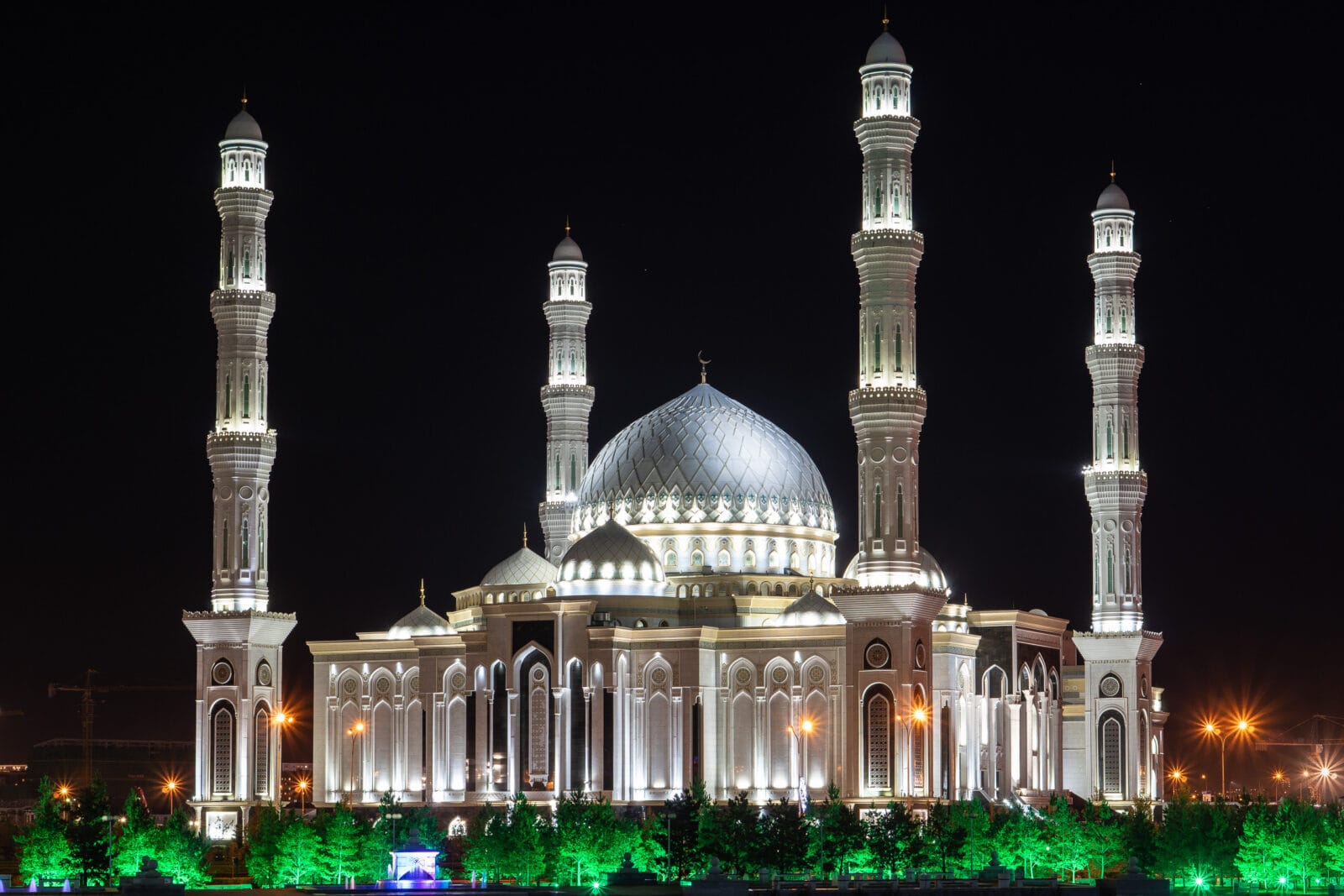 De Hazret Sultan-moskee verlicht tegen de nachthemel in Astana