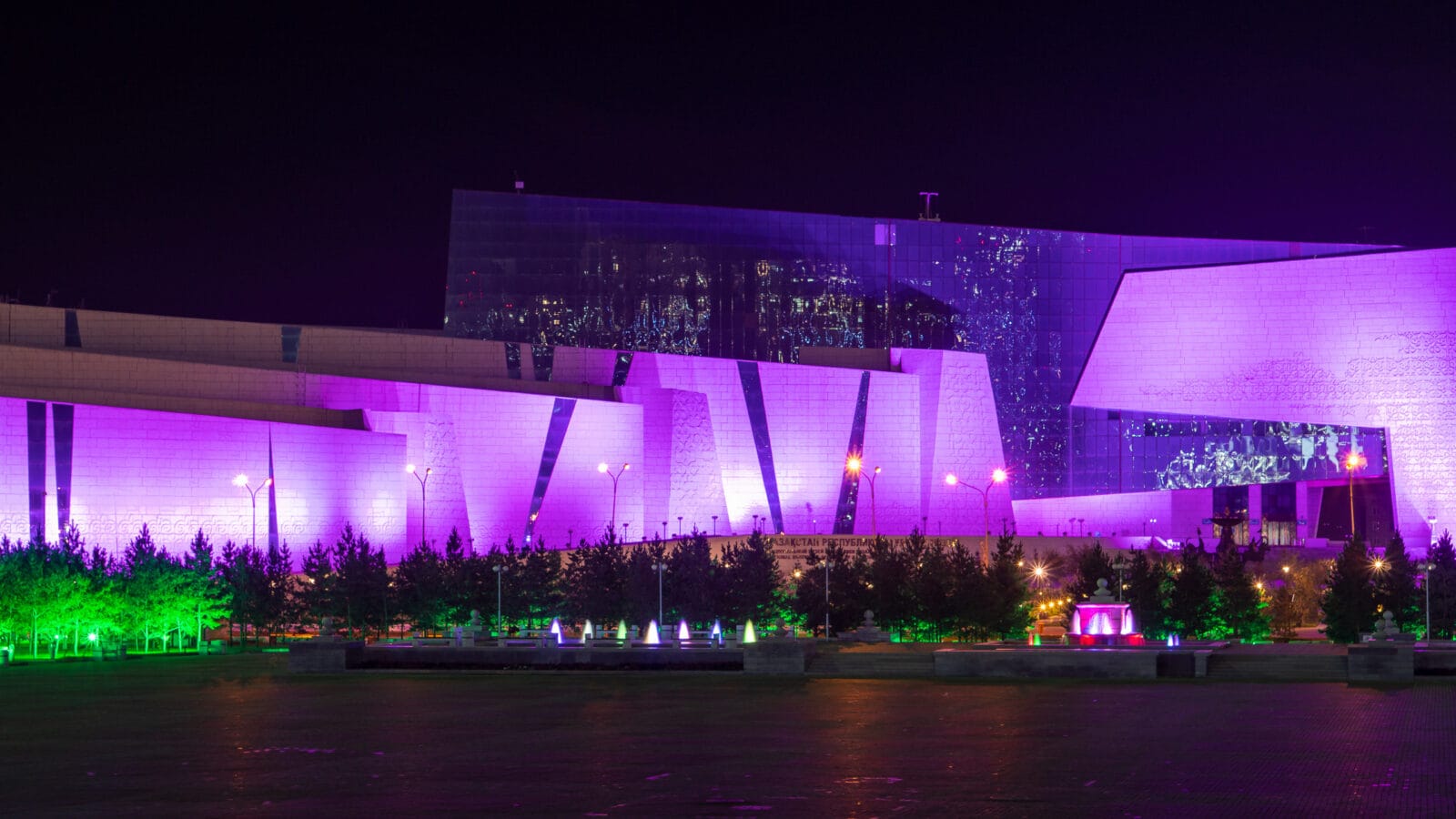 Modern gebouw in paars en groen licht in Astana