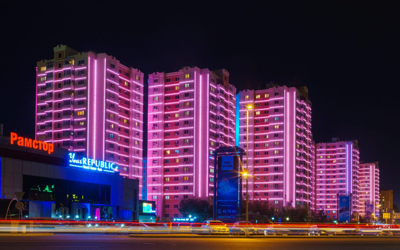 Roze neonverlichting op gebouwen in Astana bij nacht