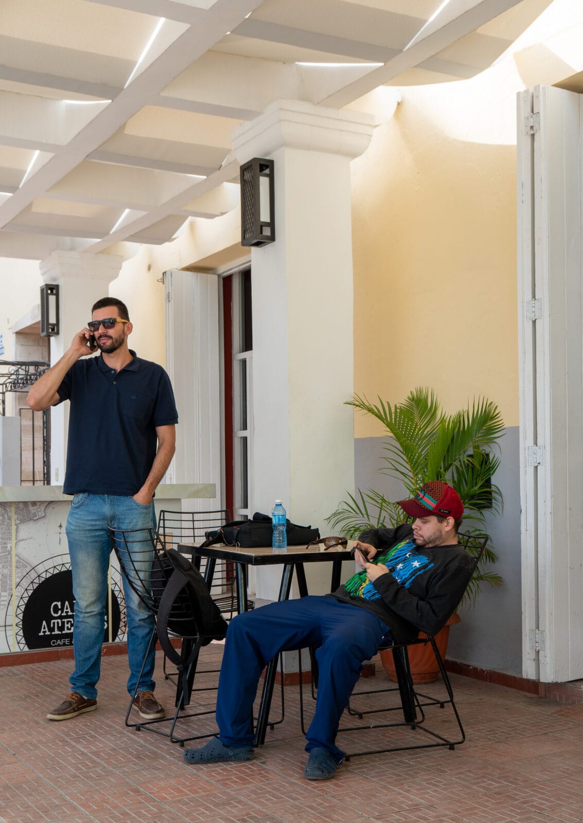 Twee mannen op een terras in Matanzas