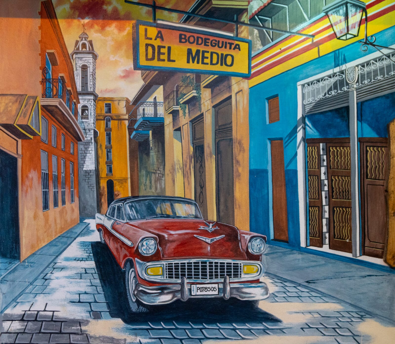 Oldtimer in een kleurige straat van El Fraile bij Santa Cruz del Norte