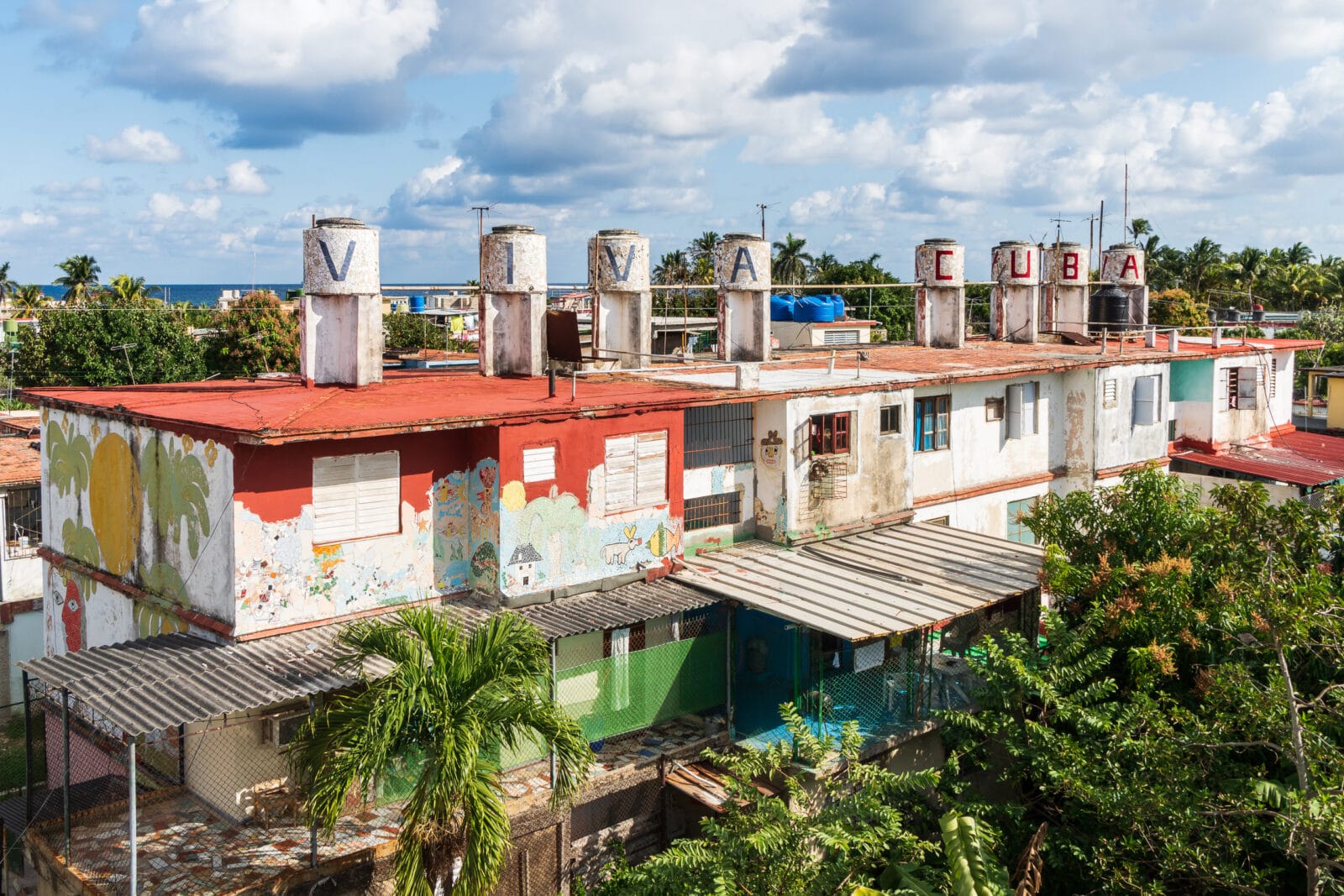 Viva Cuba op de watertanks van Fusterlandia in Jaimanitas