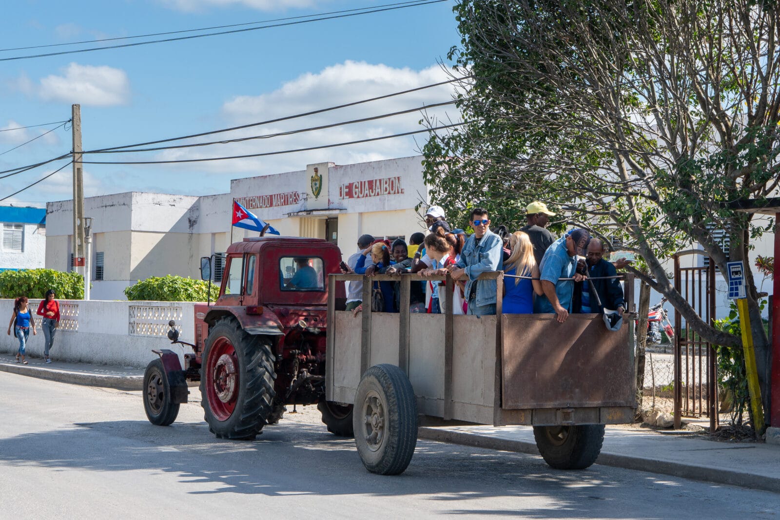 Mensen op een tractoraanhanger in Bahía Honda