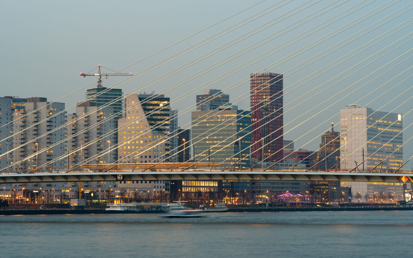 Skyline en Erasmusbrug in de schemering, van boven