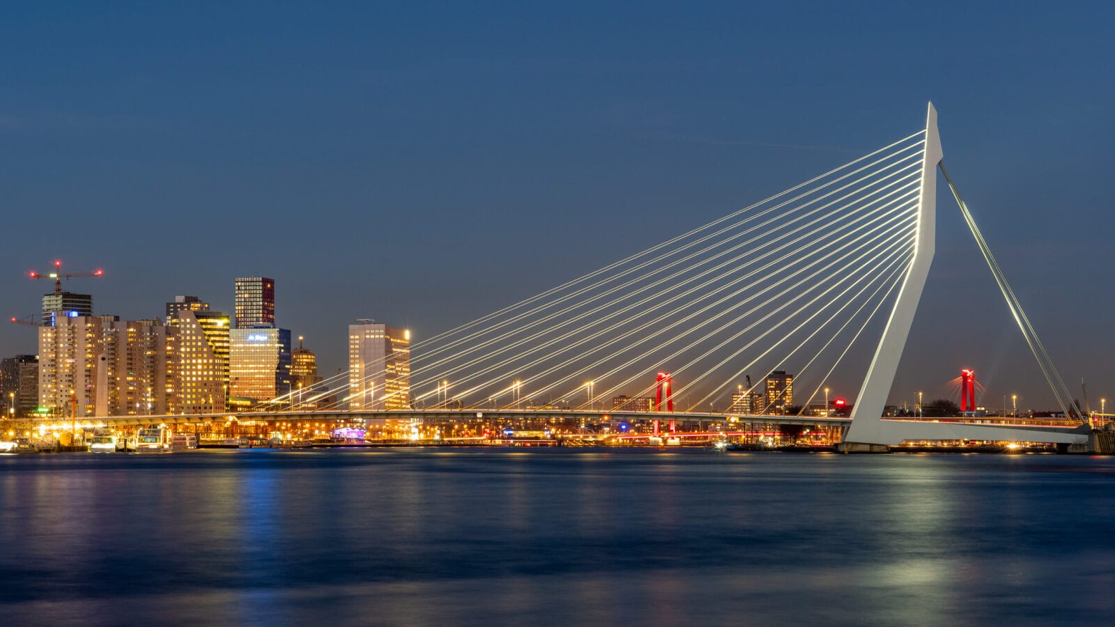 De Erasmusbrug verlicht de nachtlucht, Rotterdam