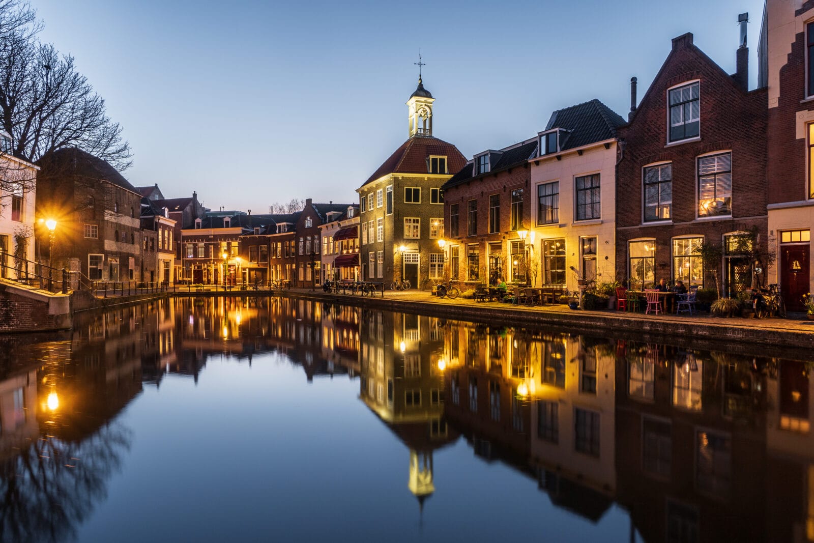 De gracht van Schiedam weerspiegelt de avondlichten