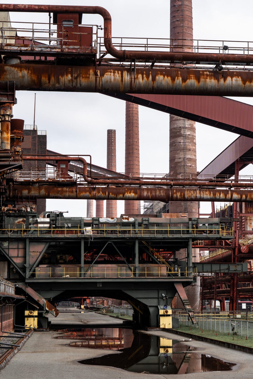 Roestige leidingen en schoorstenen op het Zollverein-terrein, Essen