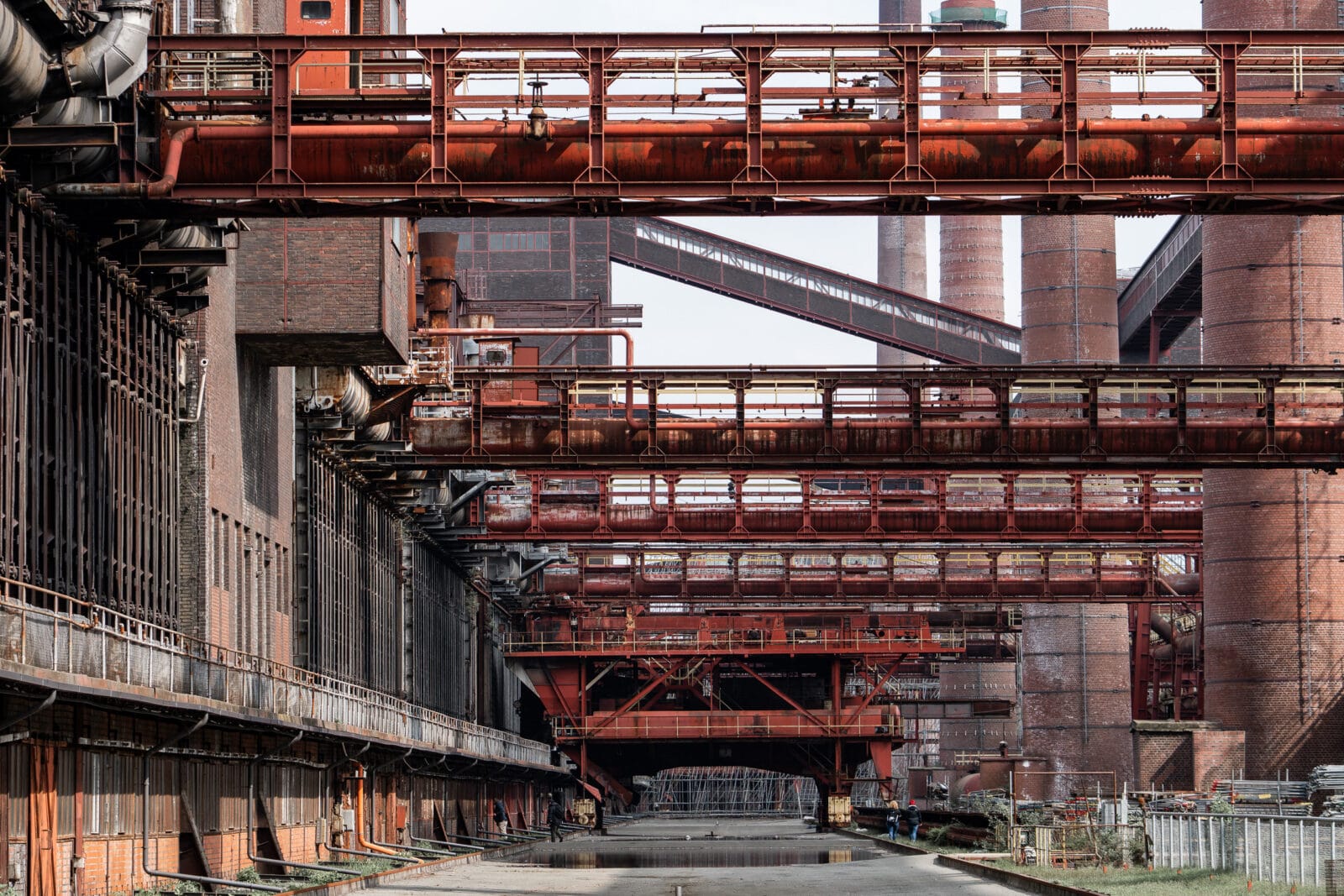 Rood staal en baksteen op het Zollverein-terrein, Essen