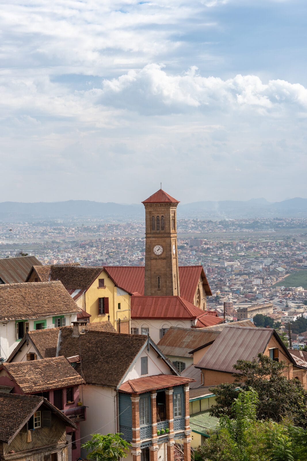Klokkentoren en pannendaken in het centrum van Antananarivo