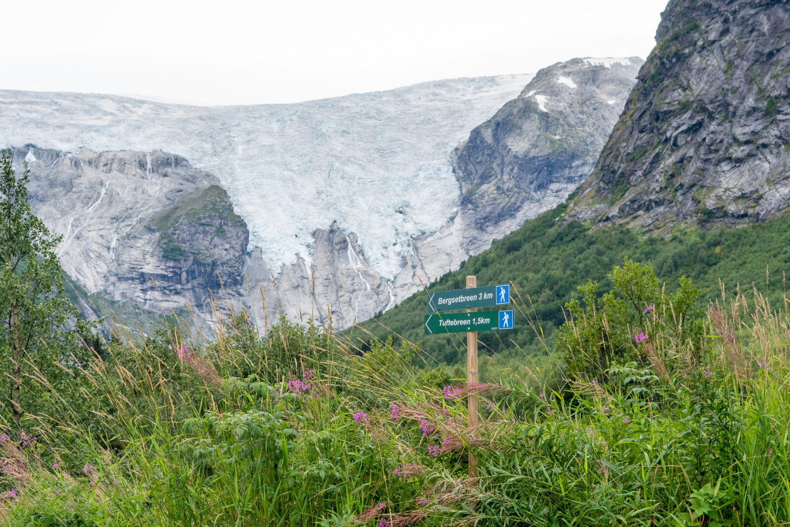 Wegwijzers bij de gletsjerpaden in Jostedalen