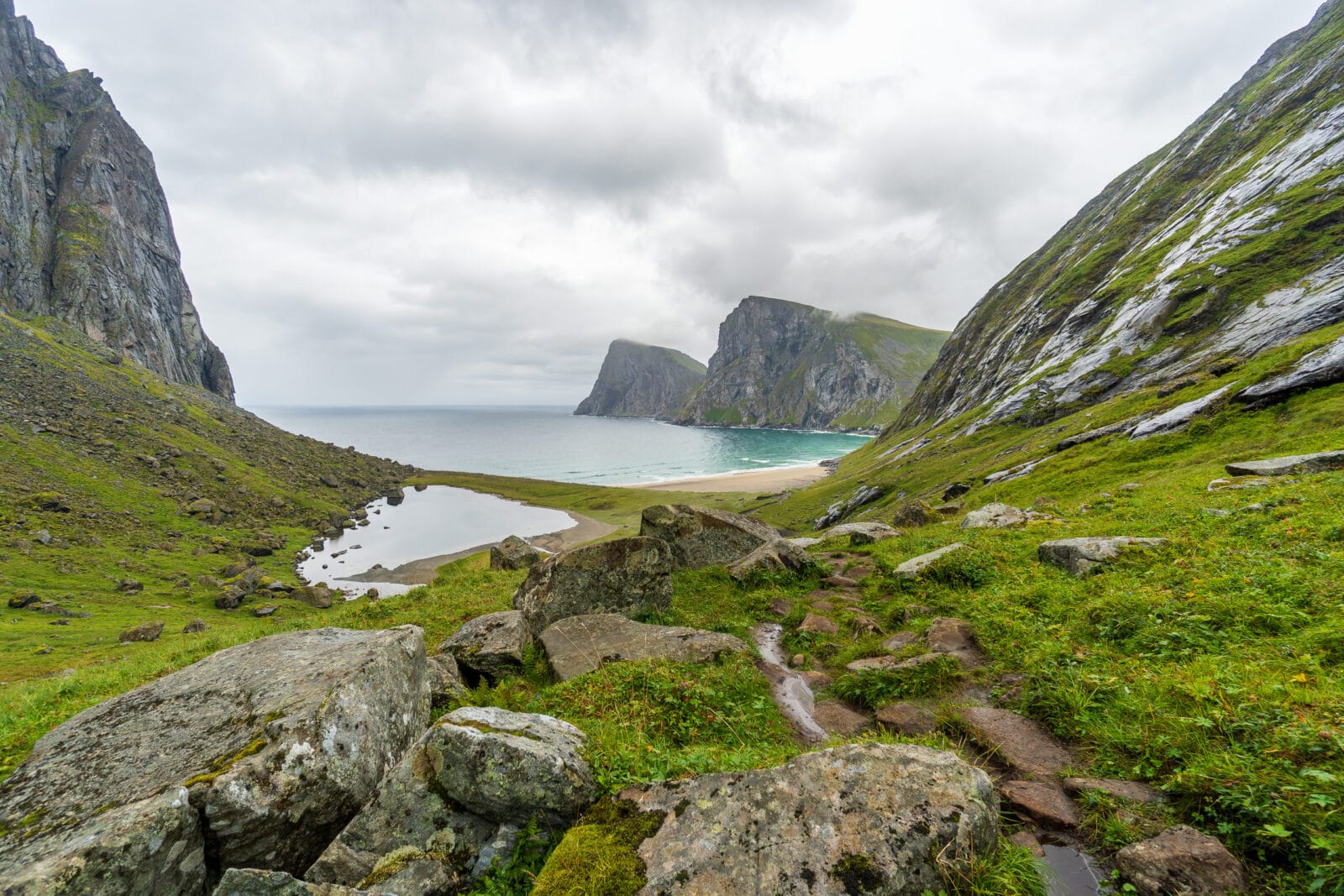 Steile kliffen aan de westkust van Flakstadøya op de Lofoten
