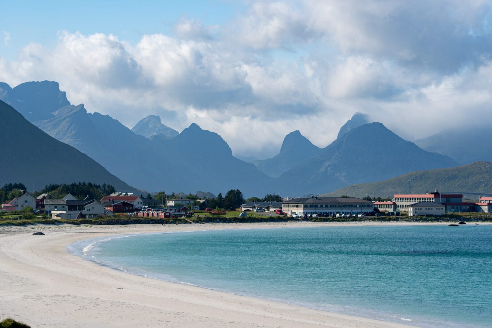 Turquoise water bij het dorp Ramberg op de Lofoten
