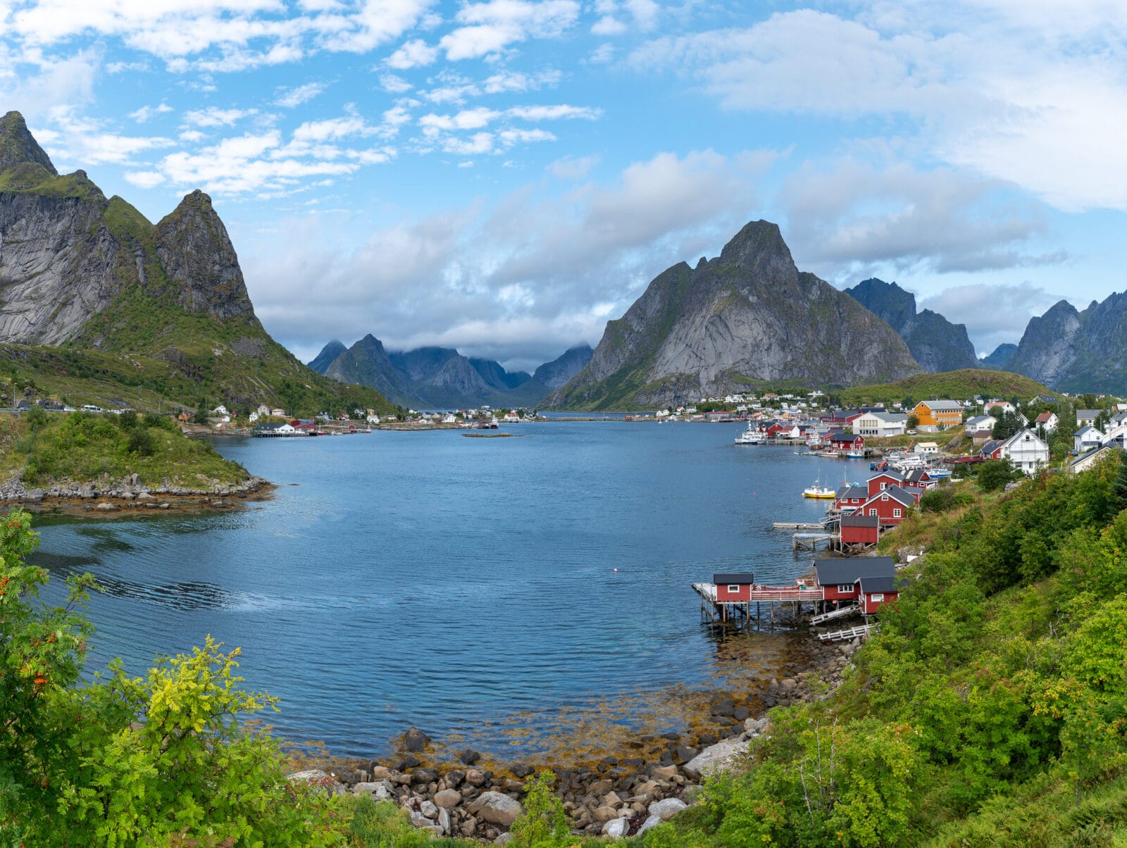 Panorama van het vissersdorp Reine met de rode rorbuer op de Lofoten