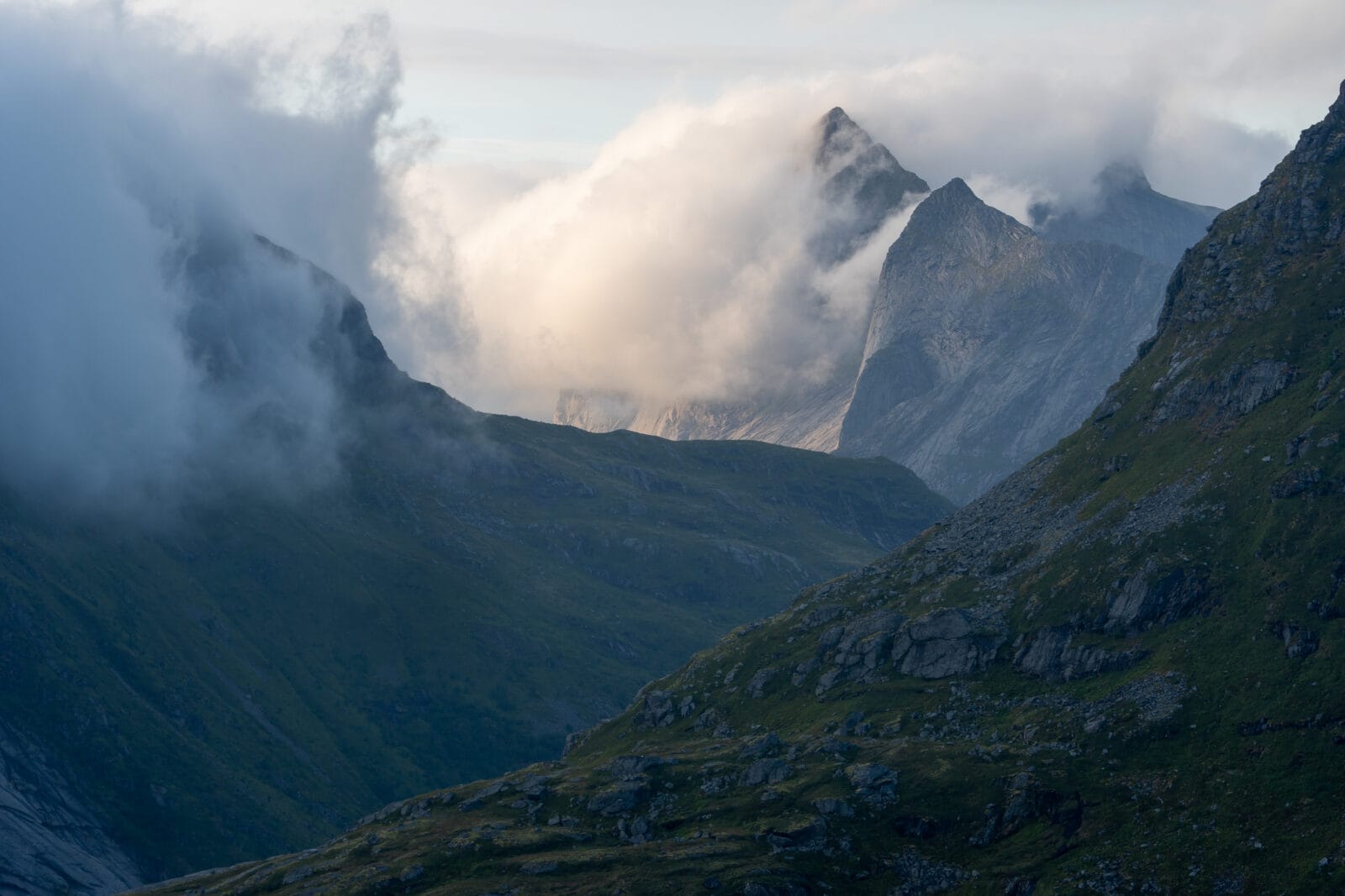 Bergtoppen steken door de wolken bij Munkebu op de Lofoten