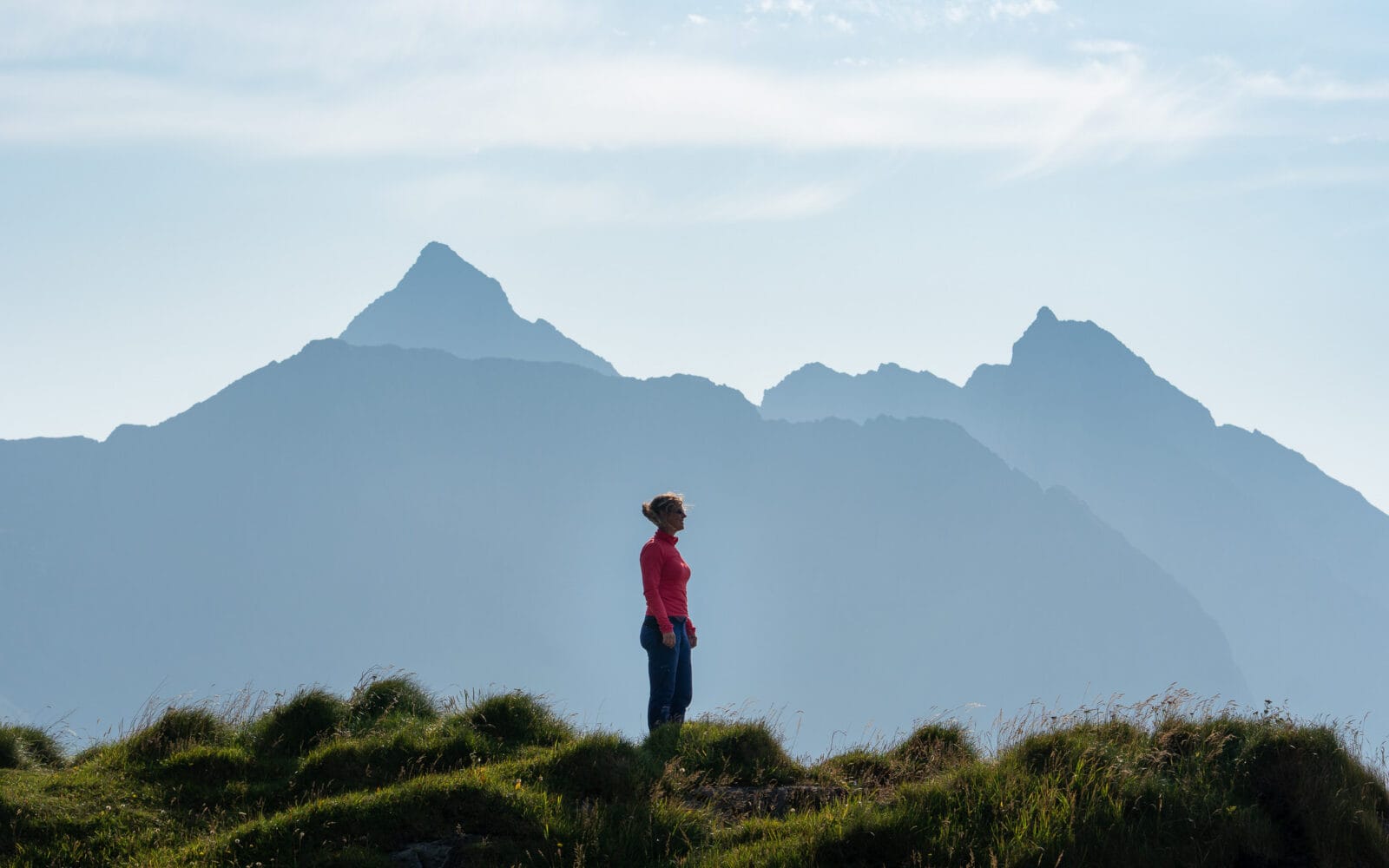 Uitkijkend over de mistige bergruggen bij Vikten op de Lofoten