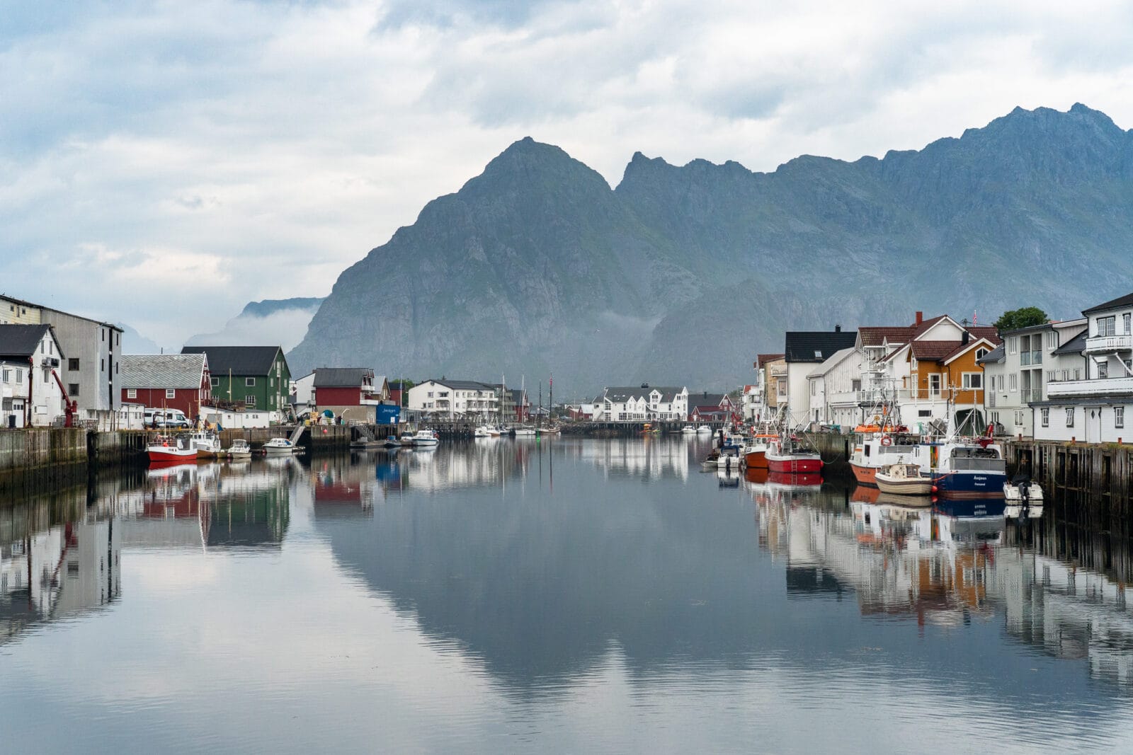 Het gekleurde Henningsvær weerspiegeld in het stille water