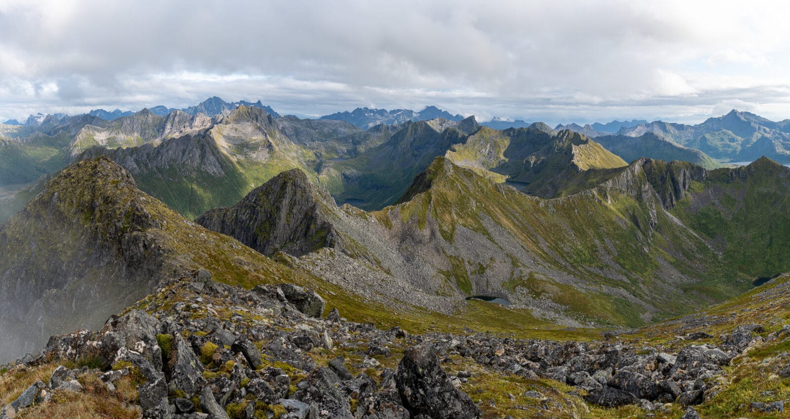 Panorama over de scherpe bergkammen bij Laukvik op Austvågøya