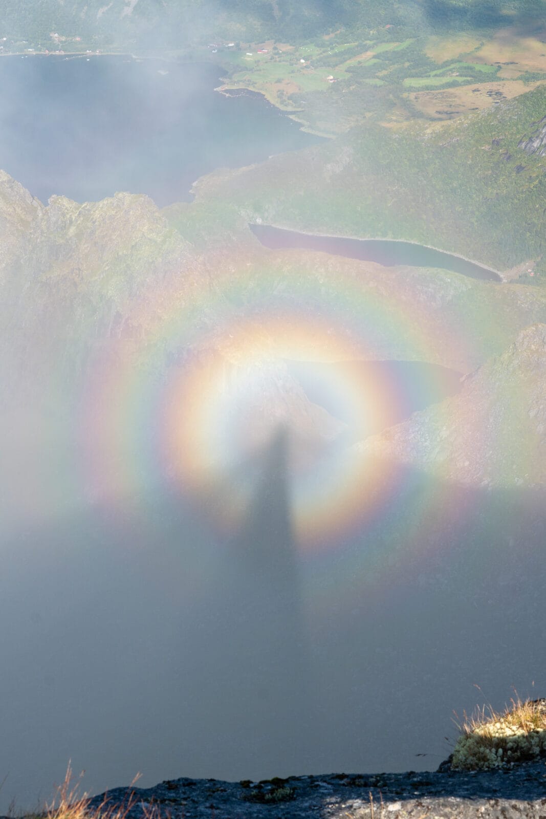 Een brockenspook boven de mistige bergen bij Laukvik op Austvågøya