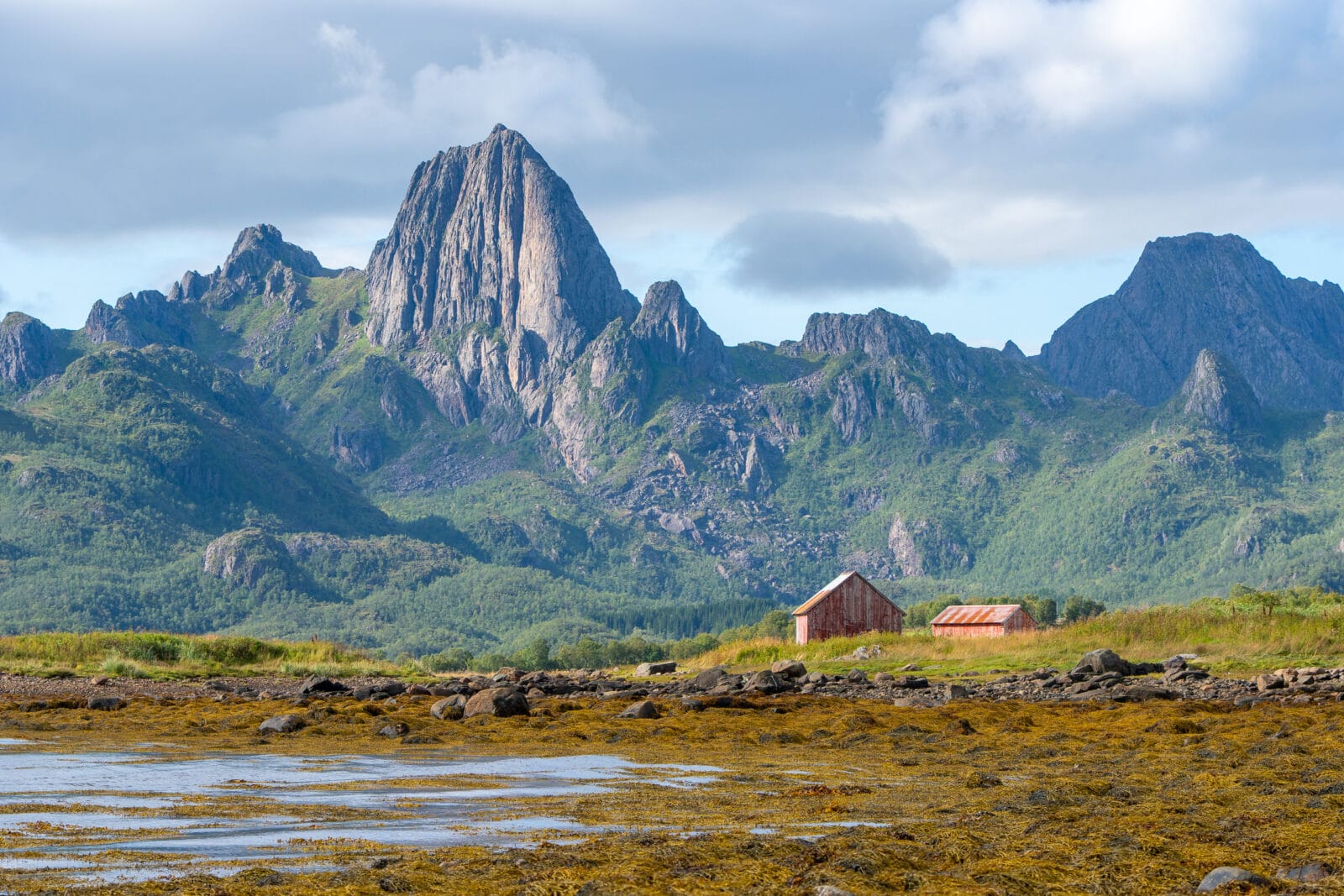 Eenvoudige hutten onder de bergen bij Sortland op de Vesterålen