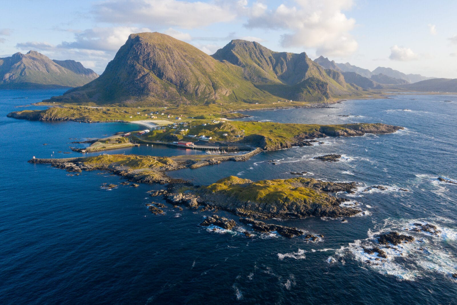 Het vissersdorp Hovden tussen de groene bergen op de Vesterålen, van boven