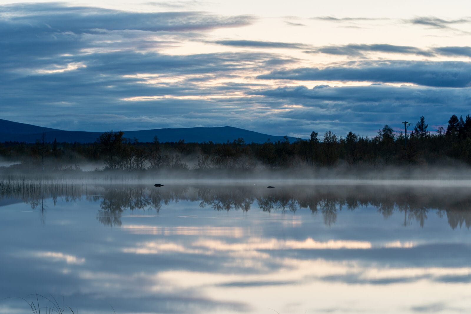 Mistig meer in het ochtendlicht bij Kiruna