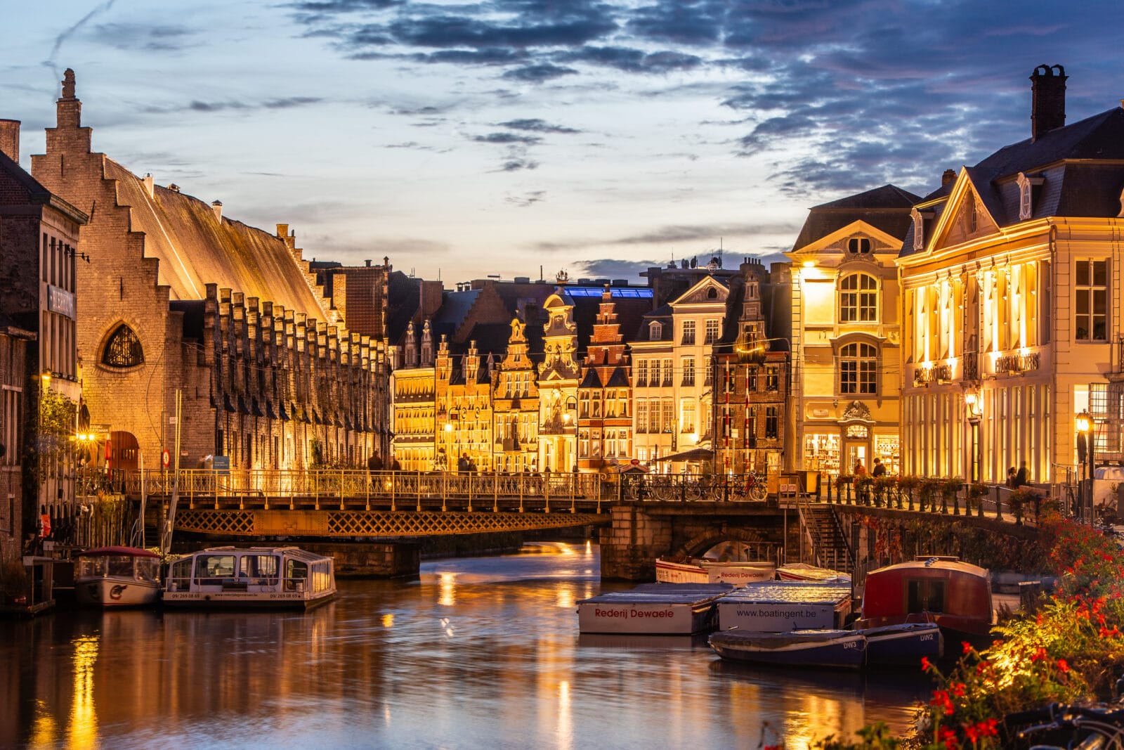 Het Groot Vleeshuis en verlichte gevels aan de Leie in de schemering, Gent