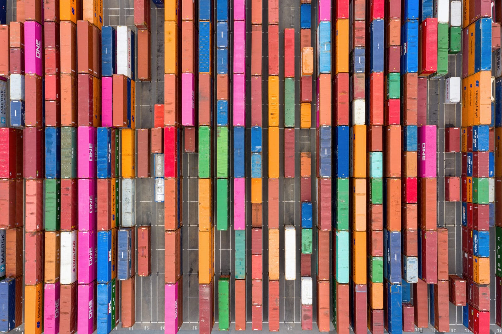 Gestapelde zeecontainers op de containerterminal van Antwerpen, van boven