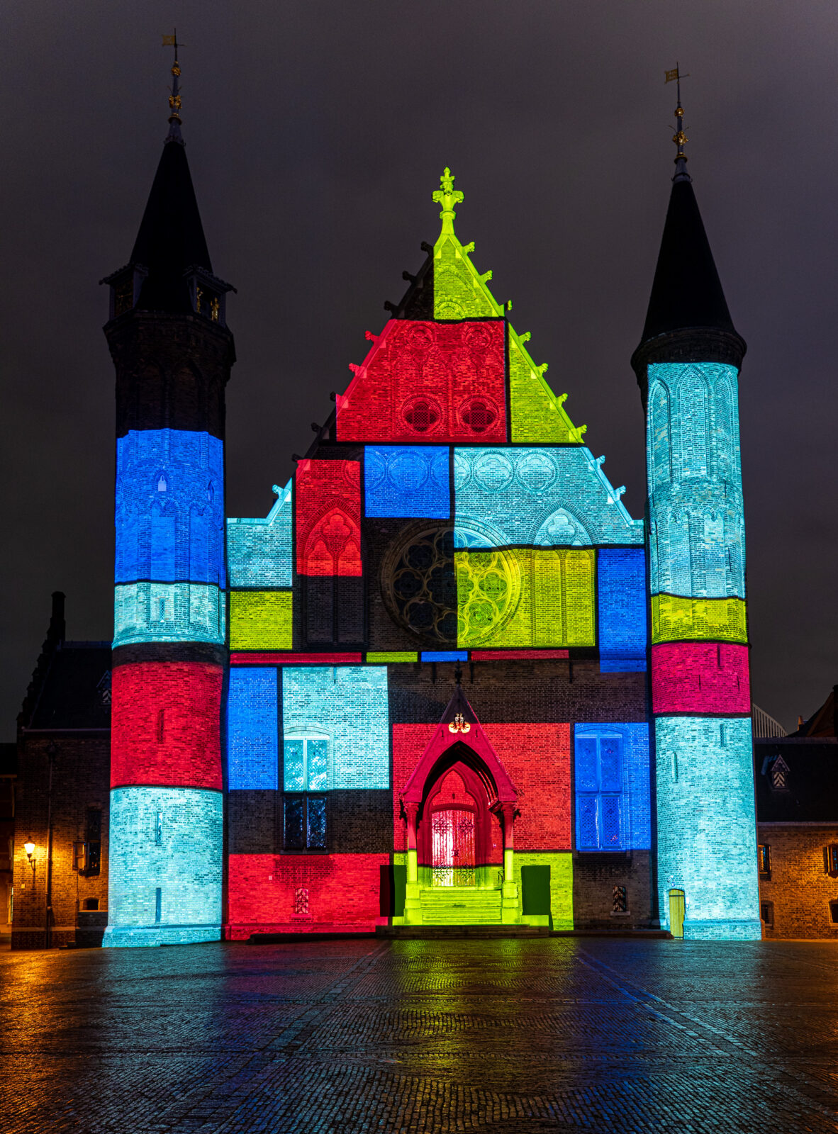 Geometrische lichtprojectie op de Ridderzaal, Den Haag