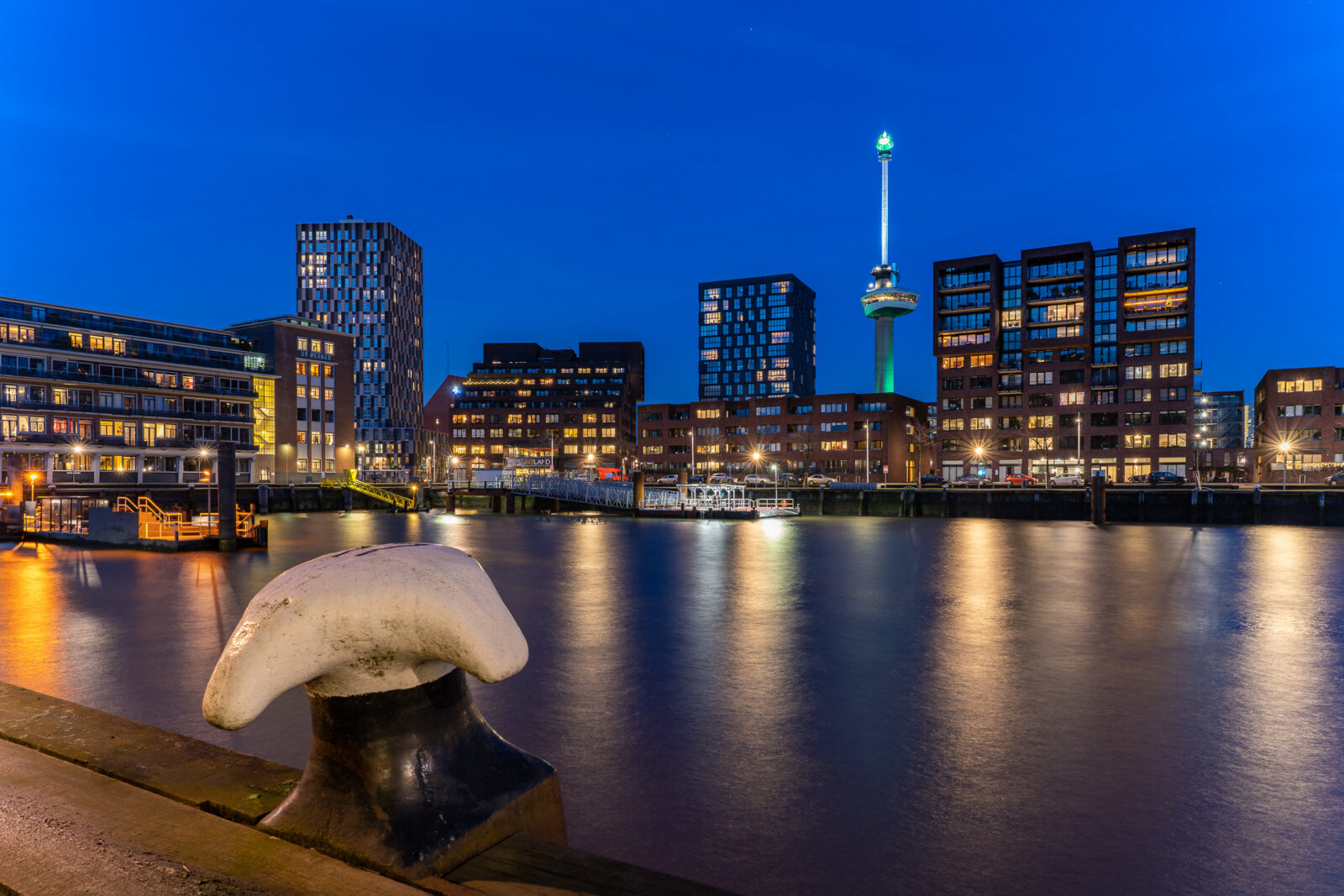Schemering aan het water in Rotterdam