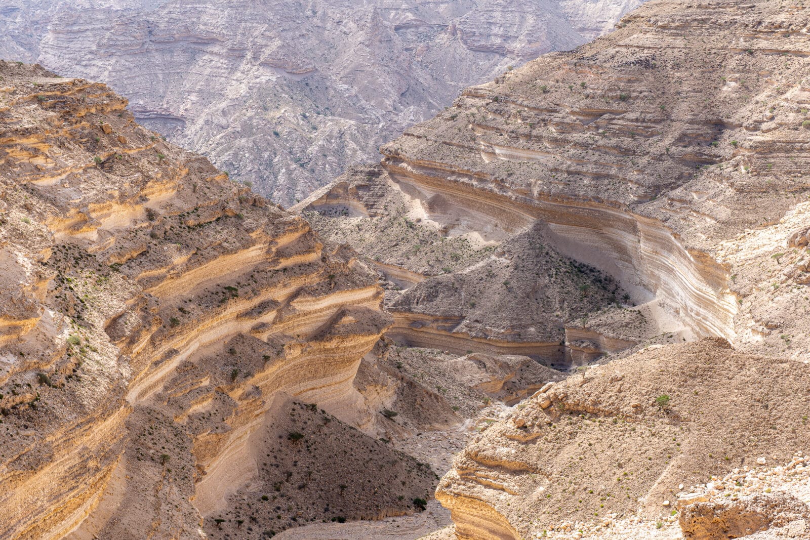 Gelaagde kloofwanden bij Shalim
