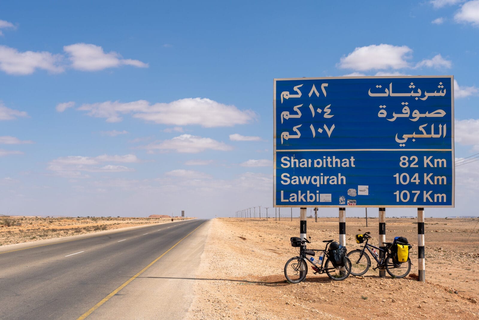 Fietsen bij een wegwijzer in de woestijn bij Shalim