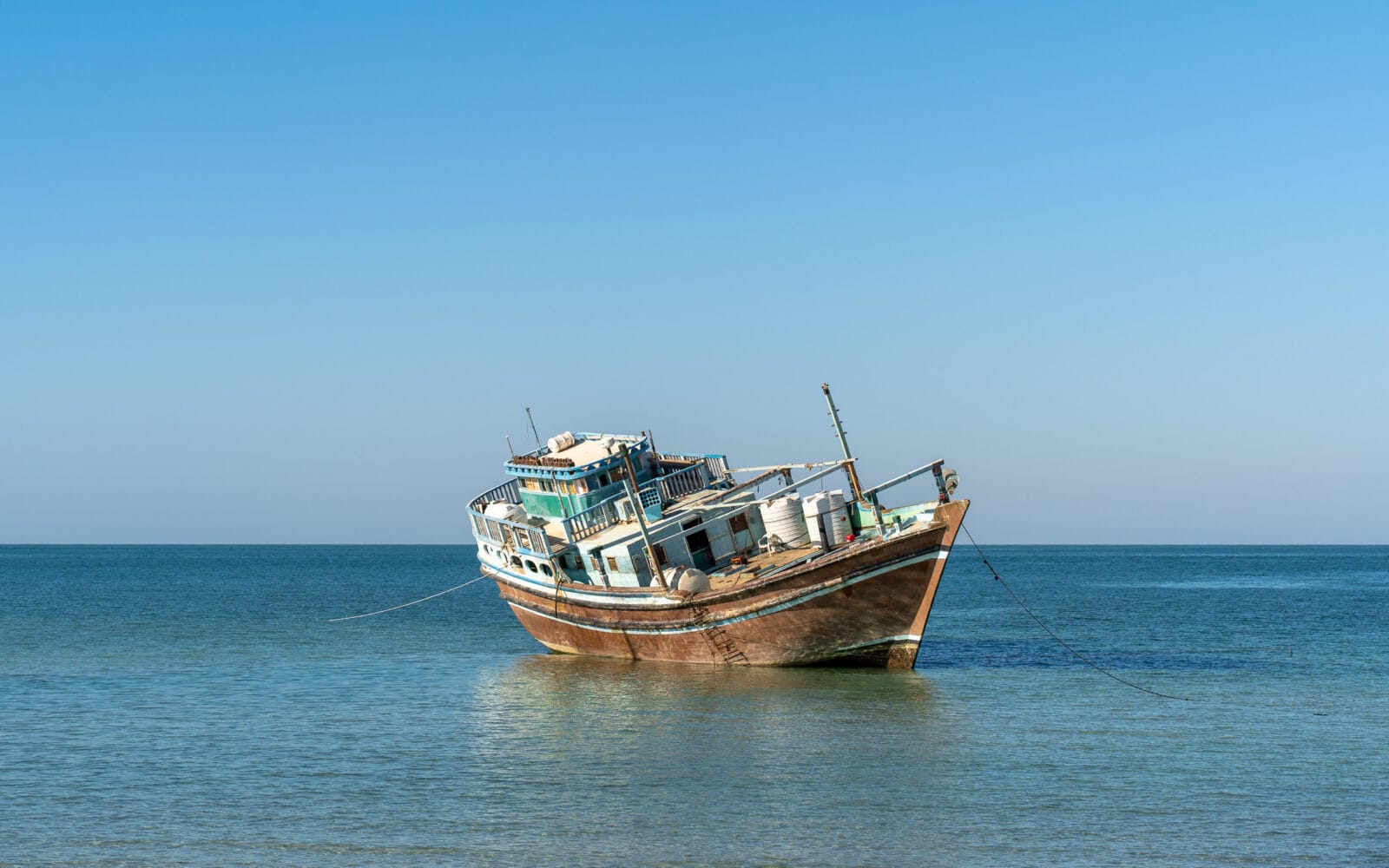 Gezonken schip in de blauwe zee bij Masirah