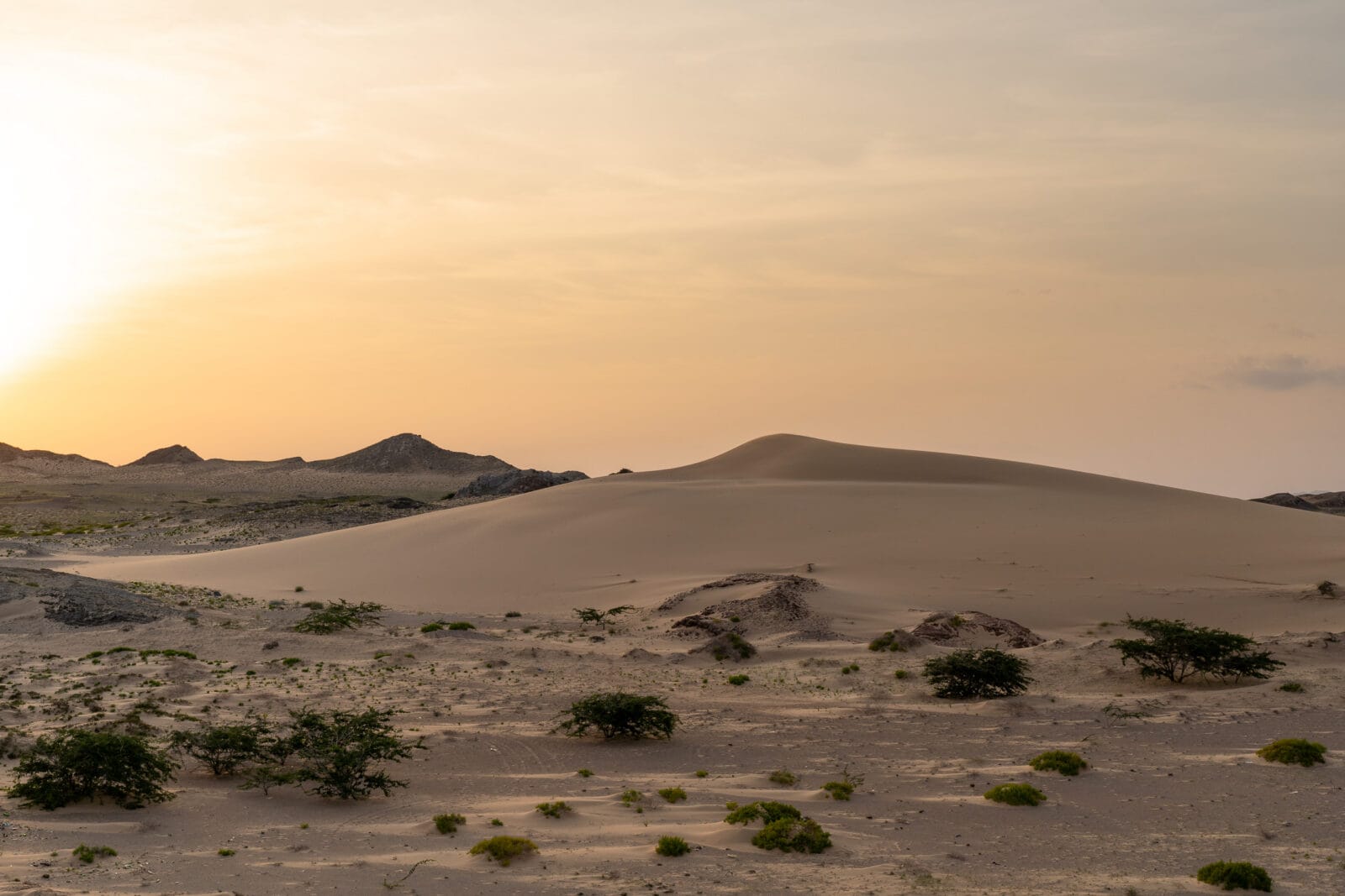 Duinen onder een zachte avondlucht bij Asilah