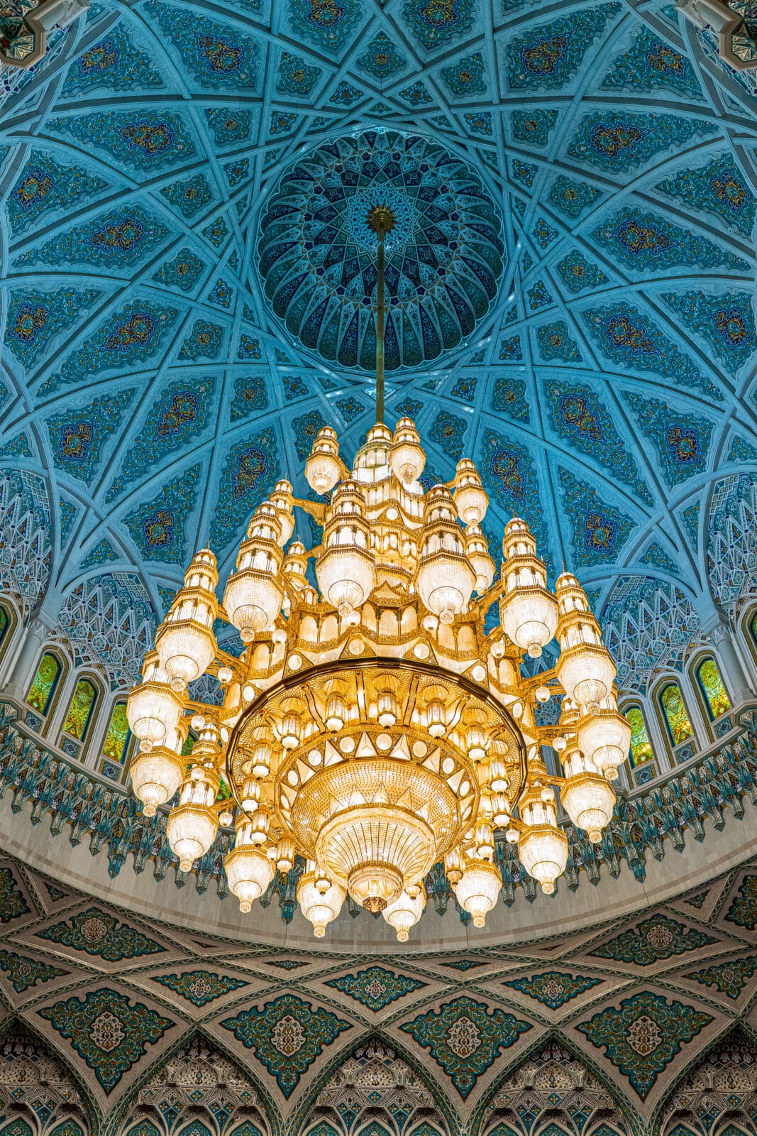 Vergulde kroonluchter in de gebedszaal van de Sultan Qaboos-moskee, Muscat