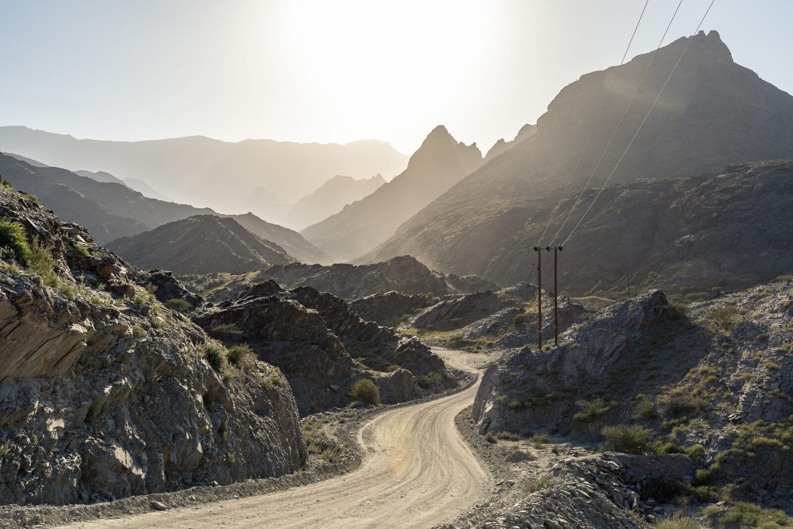 Bergweg door ruig terrein bij Wadi Bani Awf