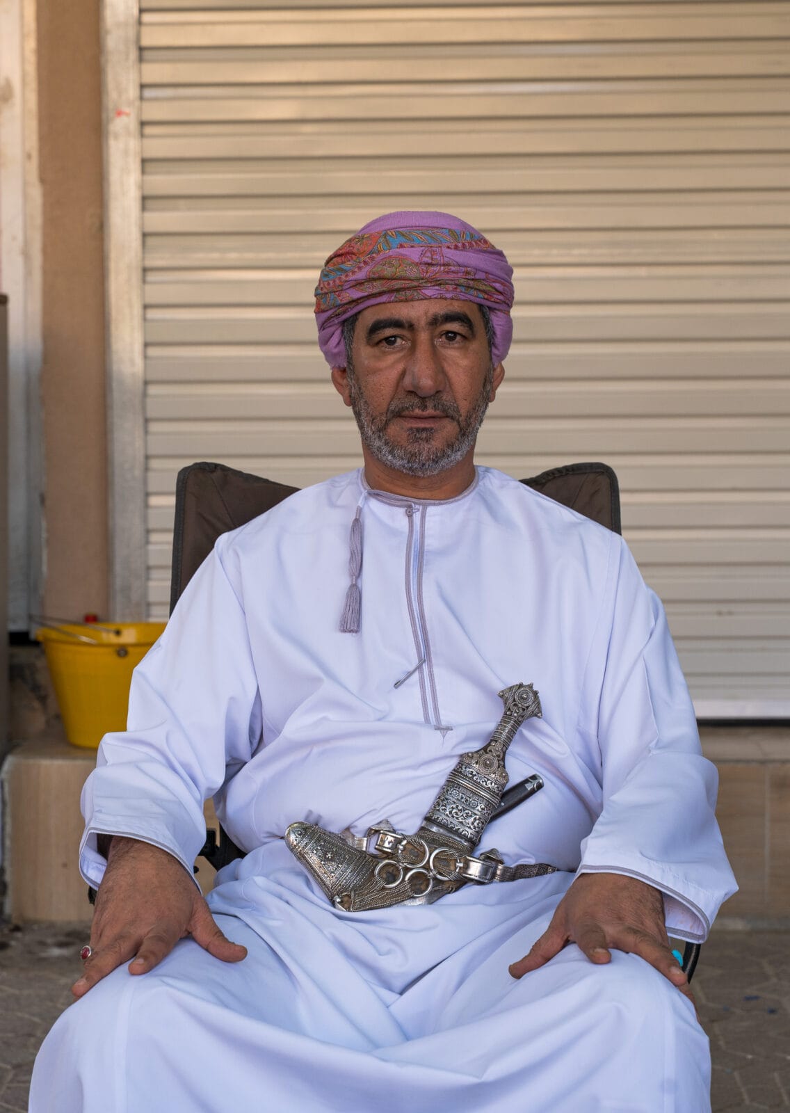 Man met khanjar in Omaanse dracht in Nizwa