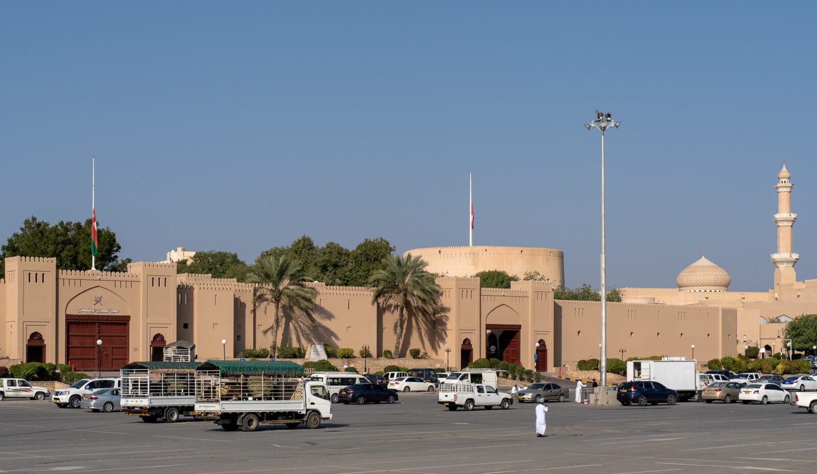 Het fort en de moskee van Nizwa onder een heldere hemel